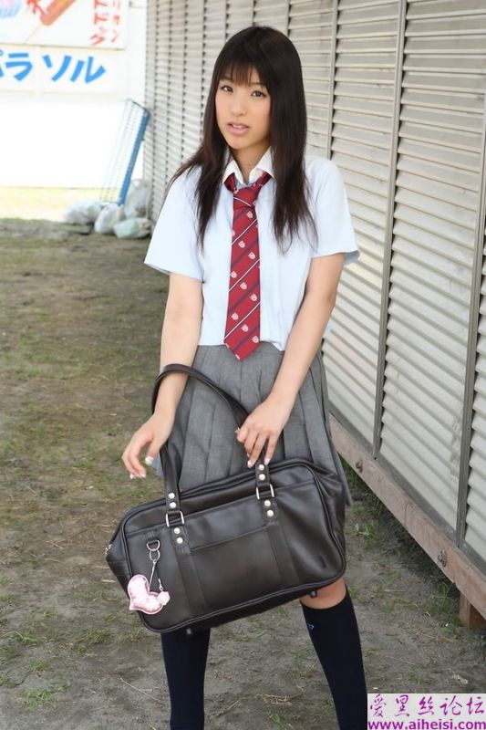 日本学妹田井中茉莉亜学生制服诱惑 