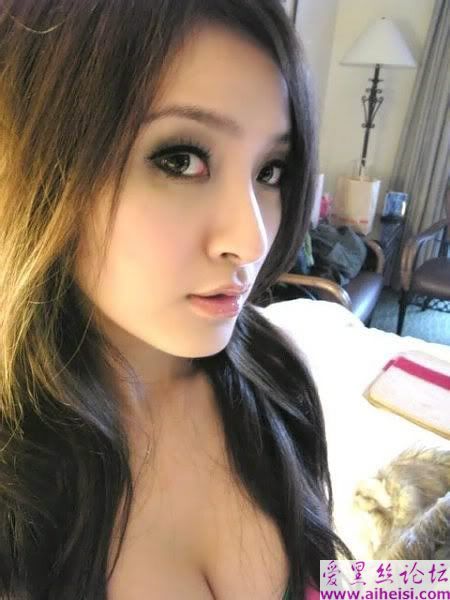 90后富家MM 惹火自拍秀性感美胸
