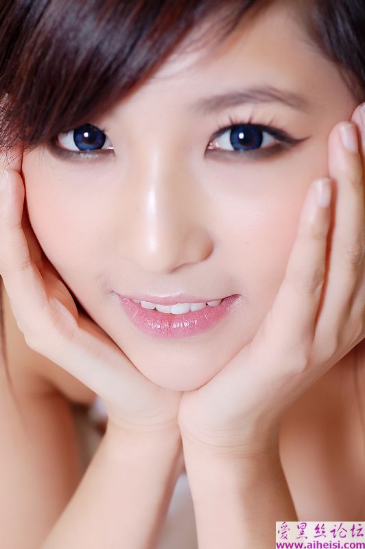美女都快脱睡衣了