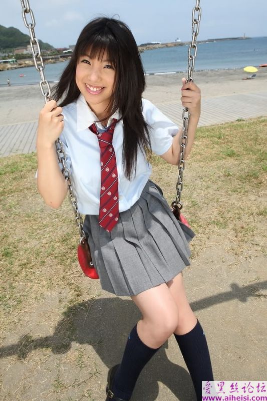 日本学妹田井中茉莉亜学生制服诱惑 