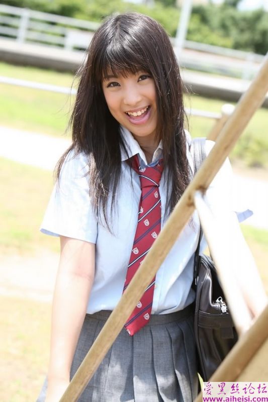 日本学妹田井中茉莉亜学生制服诱惑 
