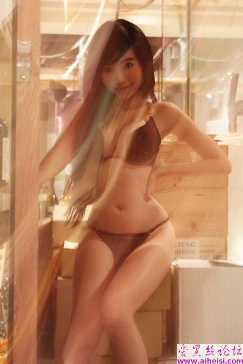 越南妞冬季放飛致命性感 黑白照流出止不住的誘惑