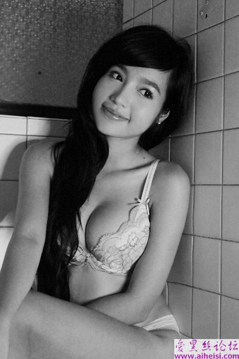 越南妞冬季放飛致命性感 黑白照流出止不住的誘惑