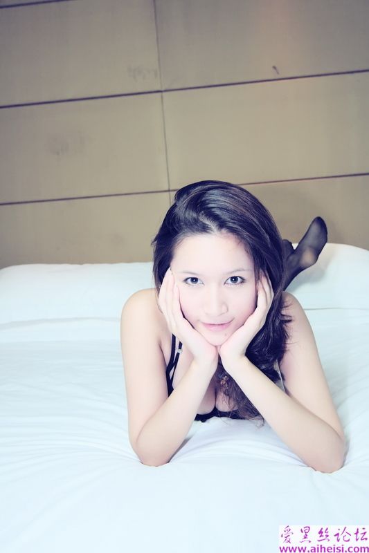 车模小乔黑色吊带丝袜诱惑