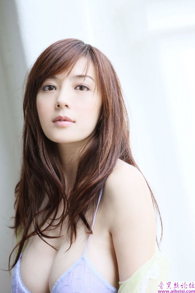 中国乳神周韦彤拍写真赶超日本AV女优
