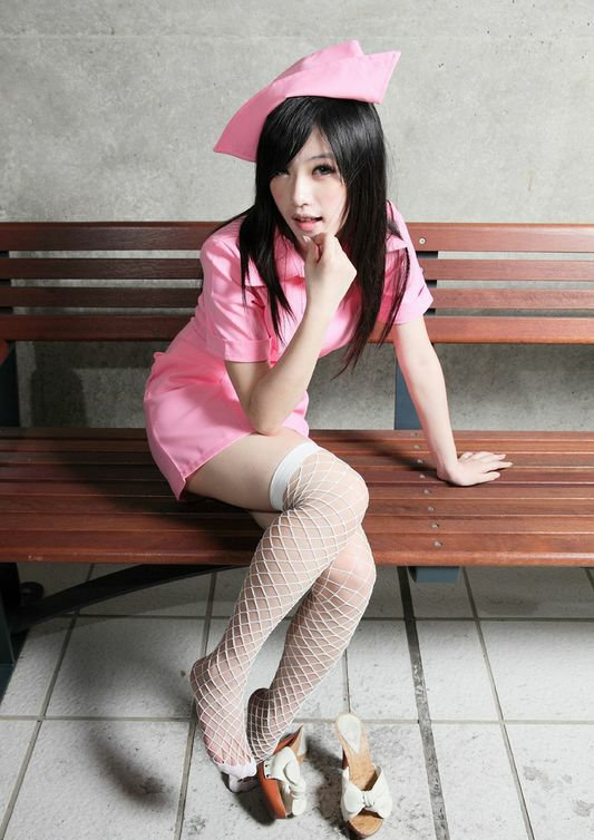 超有爱的粉色系小护士化身黑色性感兔女郎