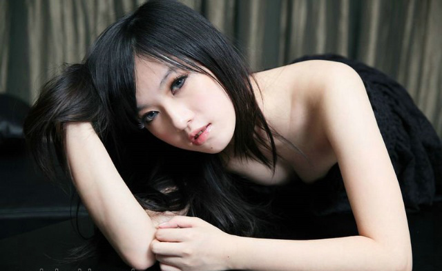 超有爱的粉色系小护士化身黑色性感兔女郎