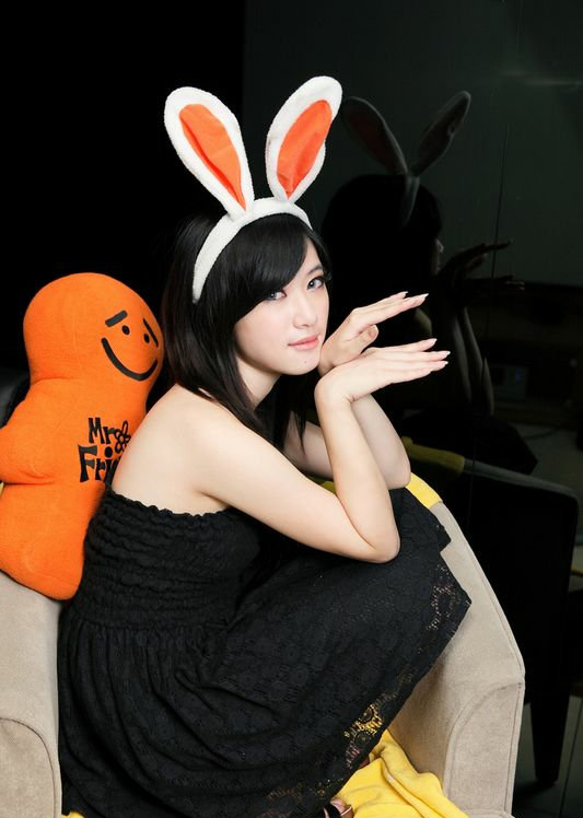 超有爱的粉色系小护士化身黑色性感兔女郎