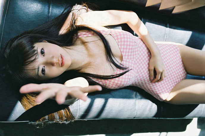 日本田园派娇嫩美女童颜巨乳性感来袭 