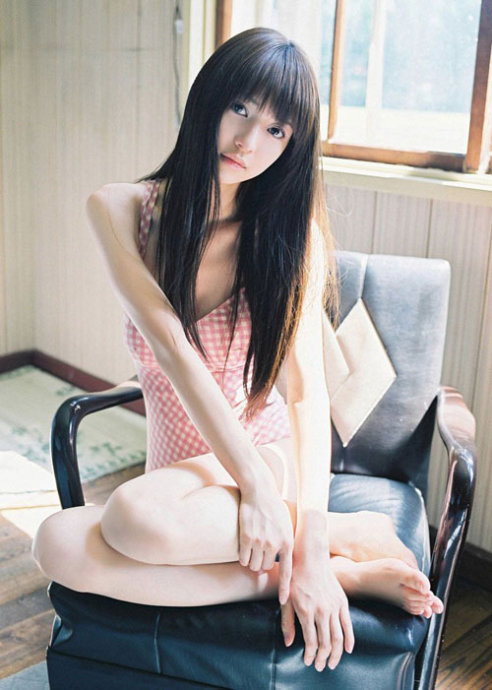 日本田园派娇嫩美女童颜巨乳性感来袭 