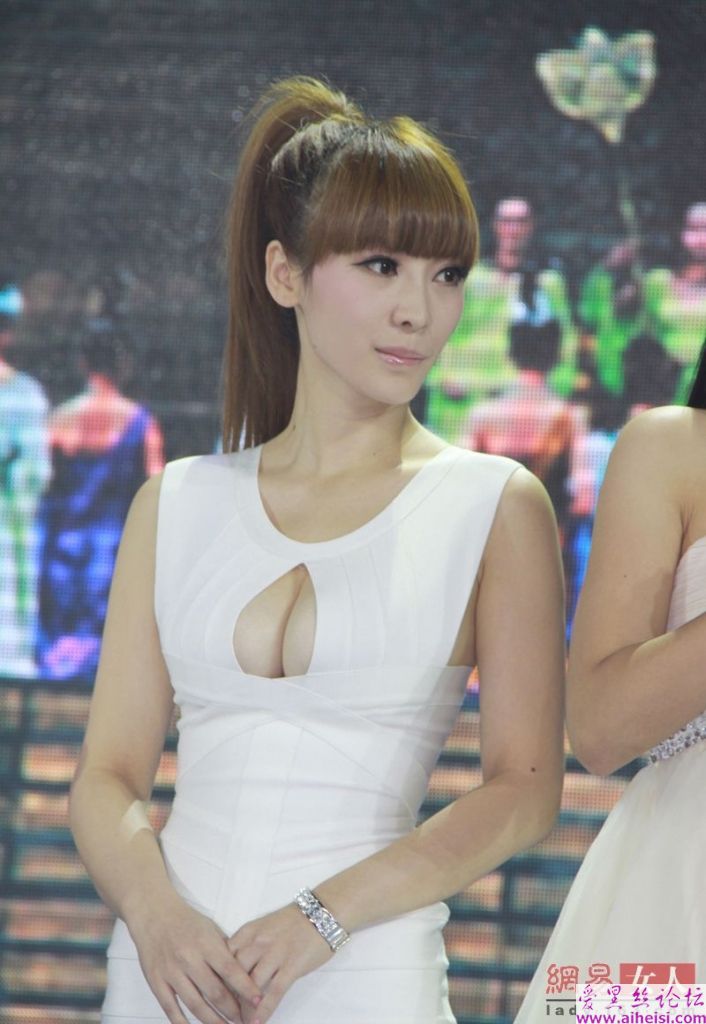 柳岩豪乳乳短裙性感亮相
