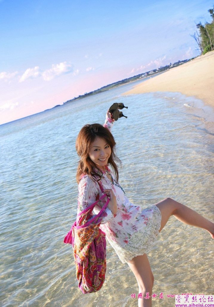 夏日沙滩上的激情靓妞