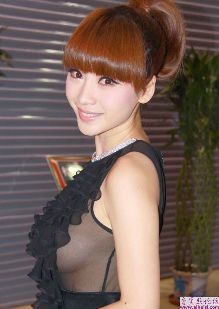 柳岩穿透视装露乳