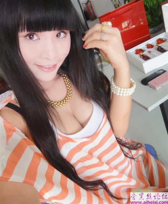 茶叶妹妹亮胸器！柳岩见到也捶胸自叹不如！