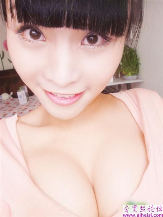 茶叶妹妹亮胸器！柳岩见到也捶胸自叹不如！