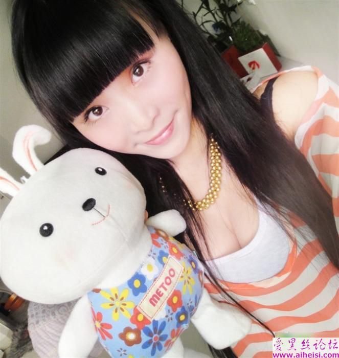 茶叶妹妹亮胸器！柳岩见到也捶胸自叹不如！