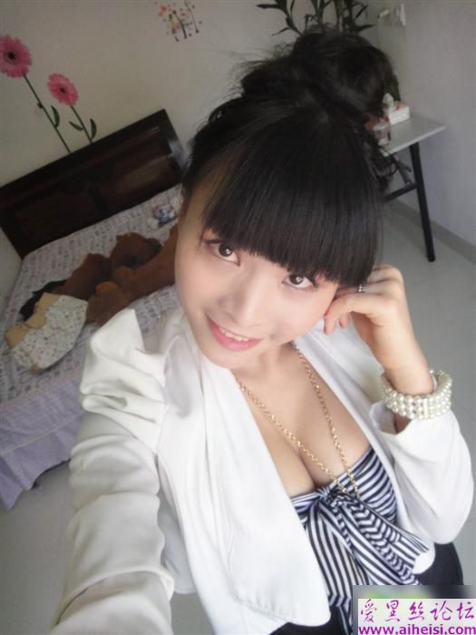 茶叶妹妹亮胸器！柳岩见到也捶胸自叹不如！