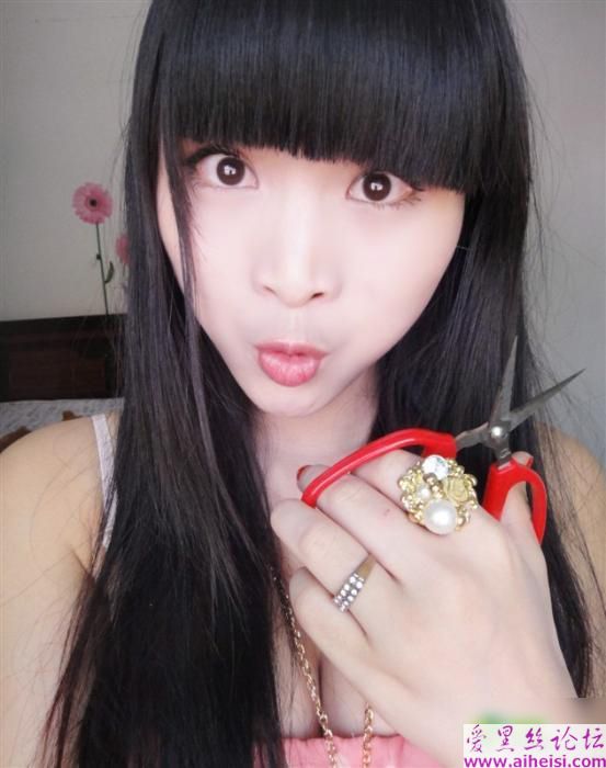 茶叶妹妹亮胸器！柳岩见到也捶胸自叹不如！