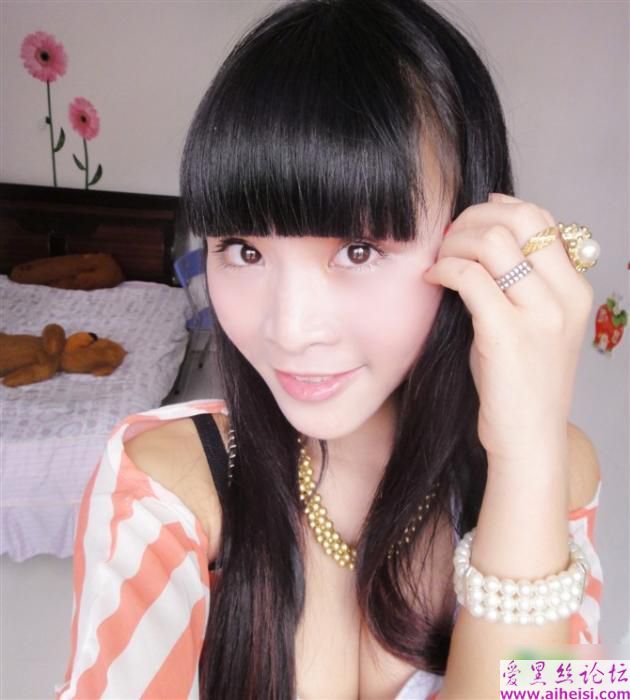茶叶妹妹亮胸器！柳岩见到也捶胸自叹不如！