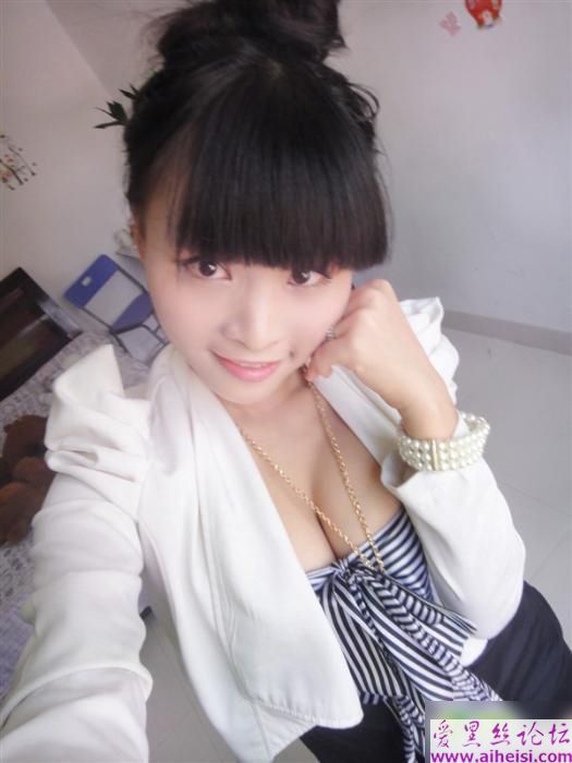 茶叶妹妹亮胸器！柳岩见到也捶胸自叹不如！