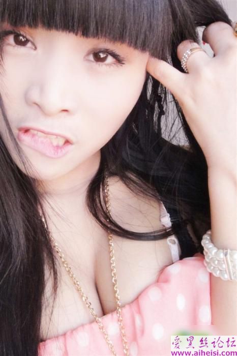 茶叶妹妹亮胸器！柳岩见到也捶胸自叹不如！