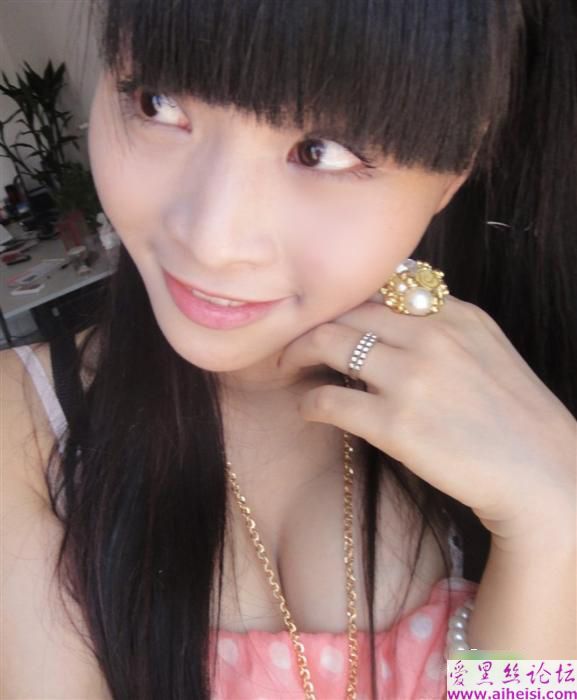 茶叶妹妹亮胸器！柳岩见到也捶胸自叹不如！