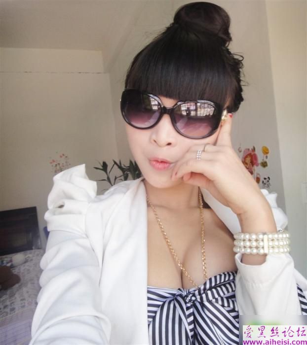 茶叶妹妹亮胸器！柳岩见到也捶胸自叹不如！