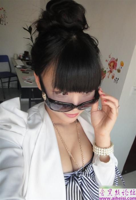 茶叶妹妹亮胸器！柳岩见到也捶胸自叹不如！