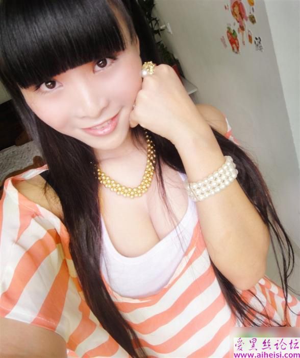 茶叶妹妹亮胸器！柳岩见到也捶胸自叹不如！