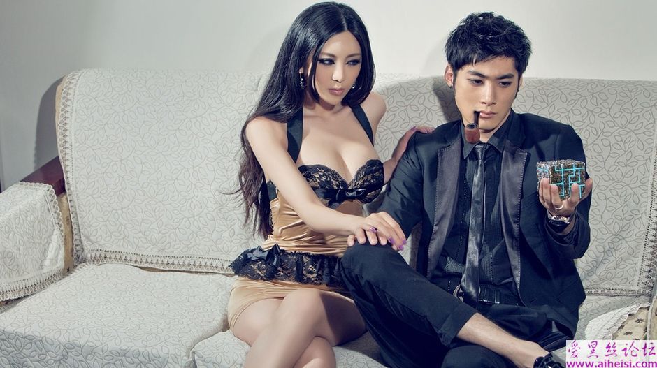 妖气太重！看刚小希车里床上激情