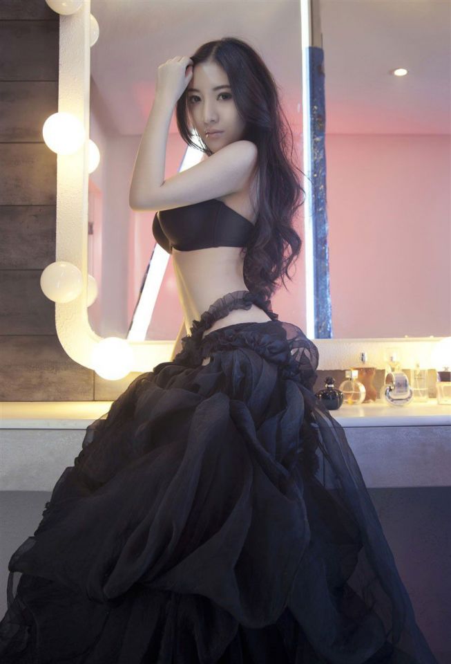 美女玩家张杨一纯黑丝诱惑男人装写真