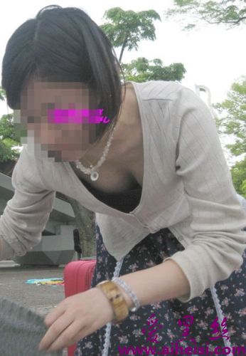 美女走光露乳合集