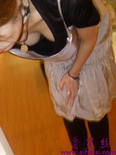 美女走光露乳合集