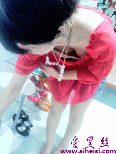 美女走光露乳合集
