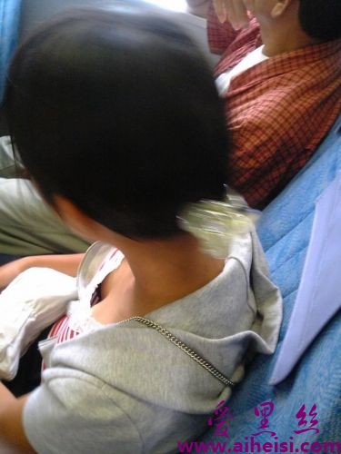 美女走光露乳合集