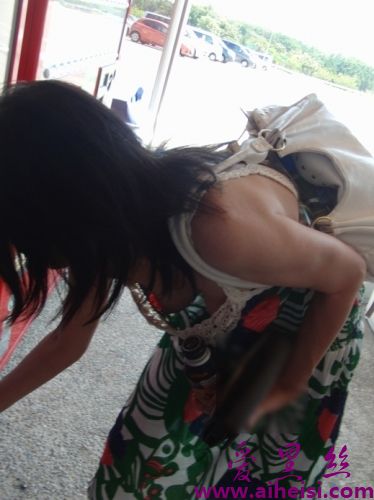 美女走光露乳合集
