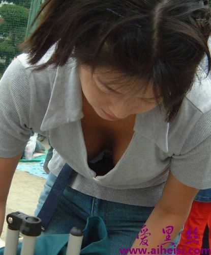 美女走光露乳合集