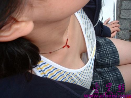 美女走光露乳合集