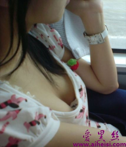 美女走光露乳合集