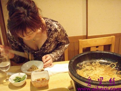 美女走光露乳合集