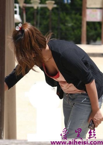 美女走光露乳合集