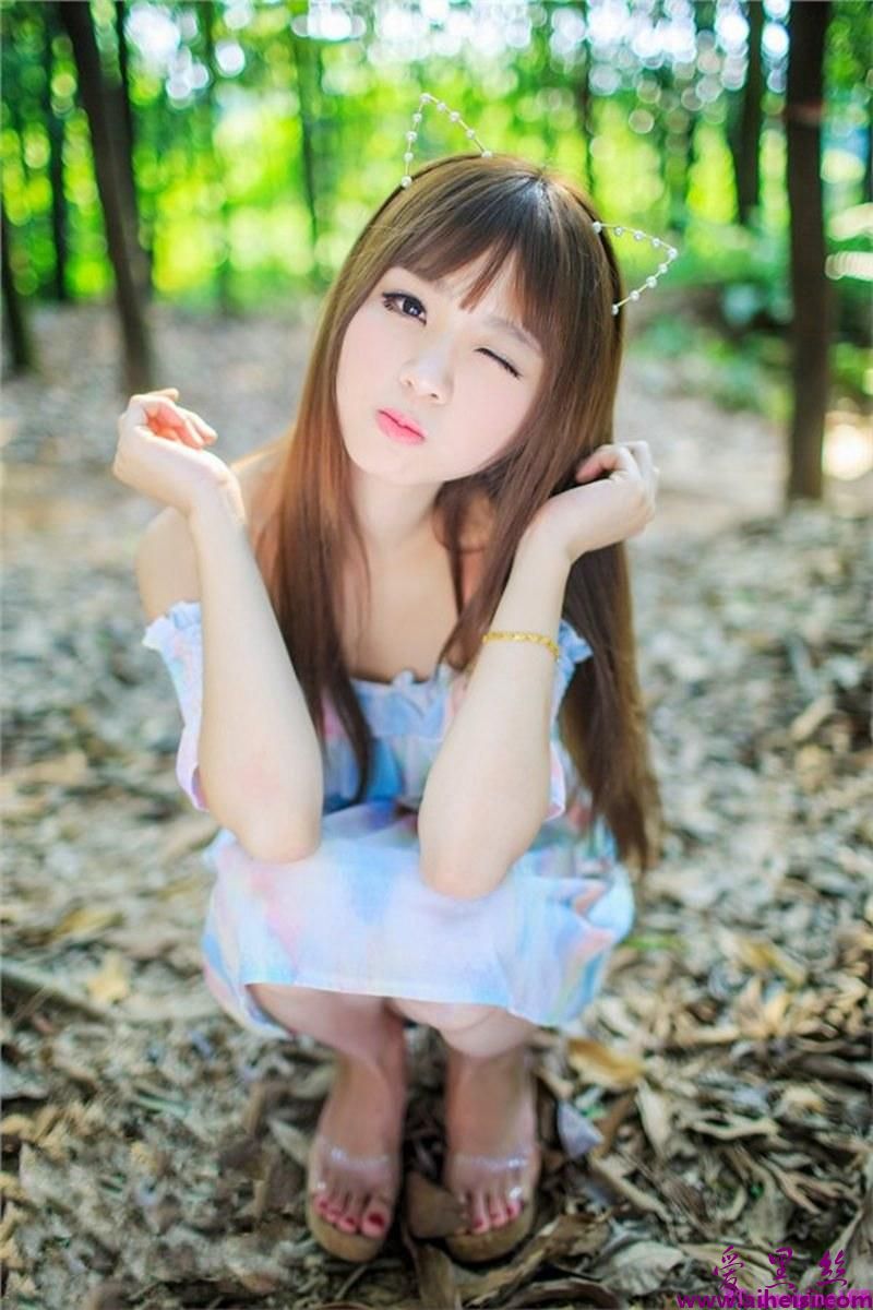 清纯可爱的猫系女生森林唯美写真