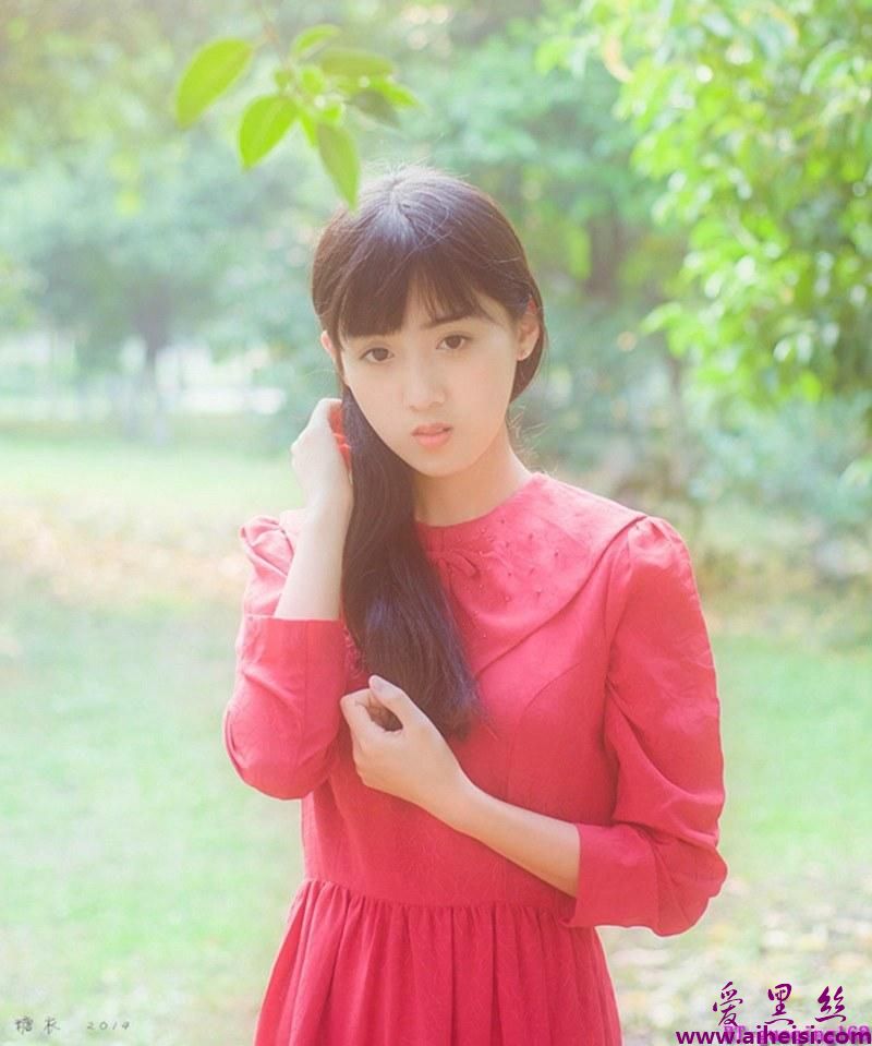 红色长裙气质美眉纯净的像白开水唯美图片