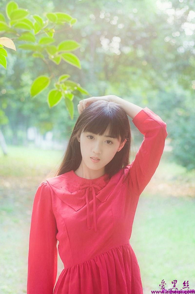 红色长裙气质美眉纯净的像白开水唯美图片