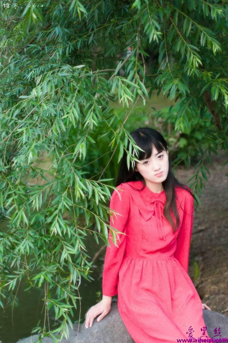 红色长裙气质美眉纯净的像白开水唯美图片