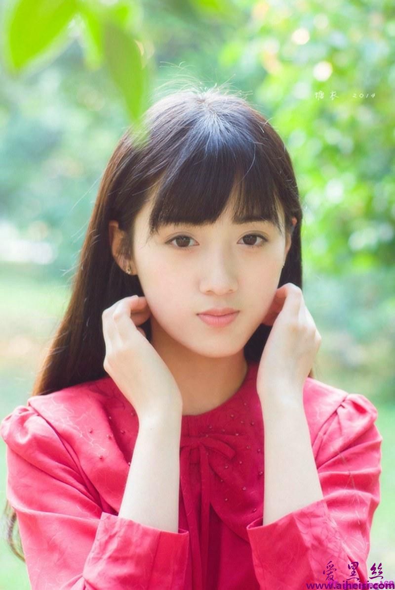 红色长裙气质美眉纯净的像白开水唯美图片