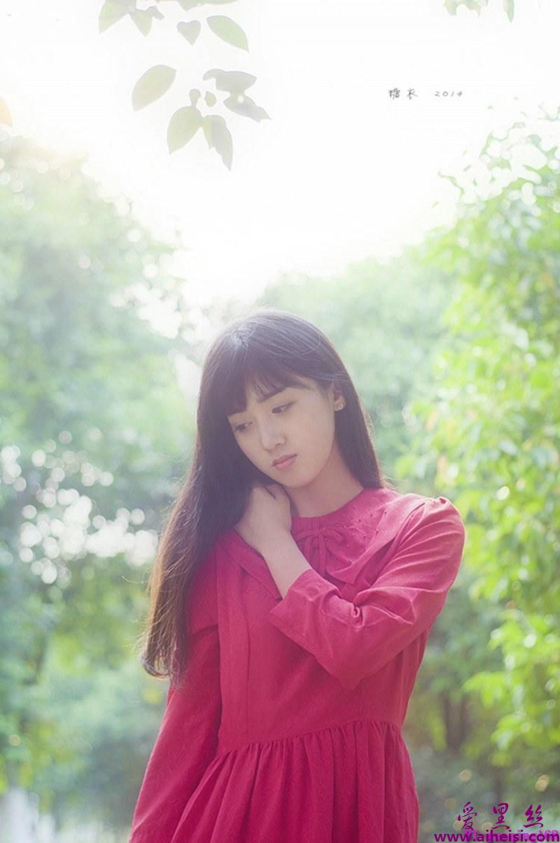红色长裙气质美眉纯净的像白开水唯美图片