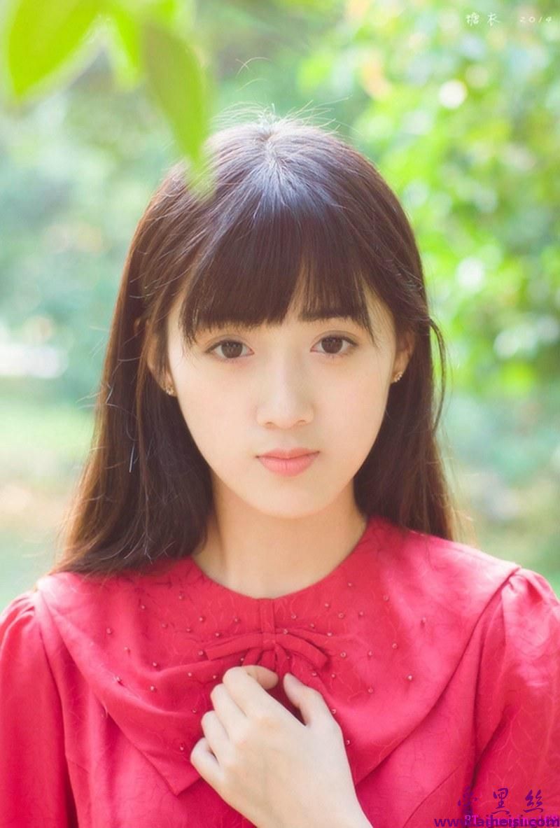 红色长裙气质美眉纯净的像白开水唯美图片