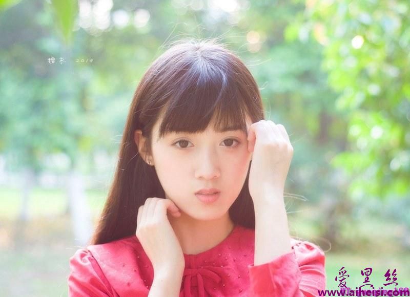 红色长裙气质美眉纯净的像白开水唯美图片