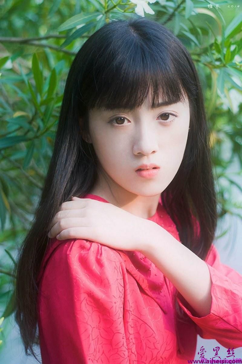 红色长裙气质美眉纯净的像白开水唯美图片